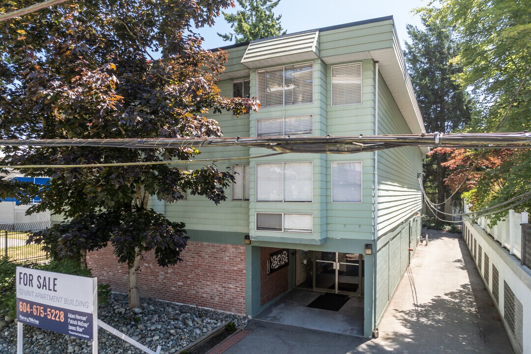 15318 N Bluff Rd in White Rock, BC - Building Photo