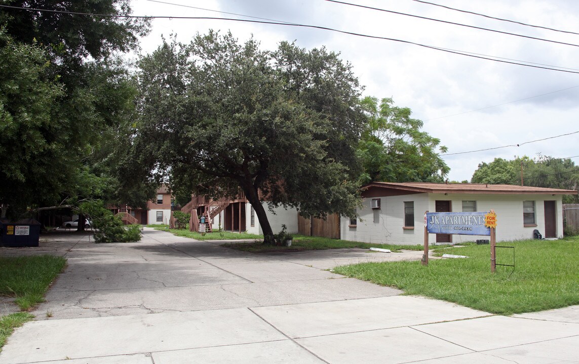 Pleasant Oaks in Tampa, FL - Building Photo