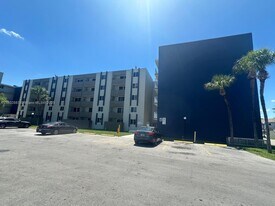 10090 NW 80th Ct in Hialeah, FL - Building Photo