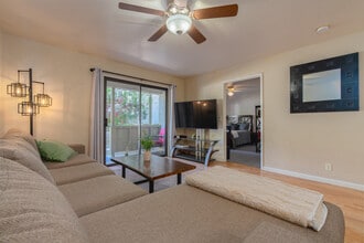Pomona West Student Apartments in Chico, CA - Foto de edificio - Building Photo