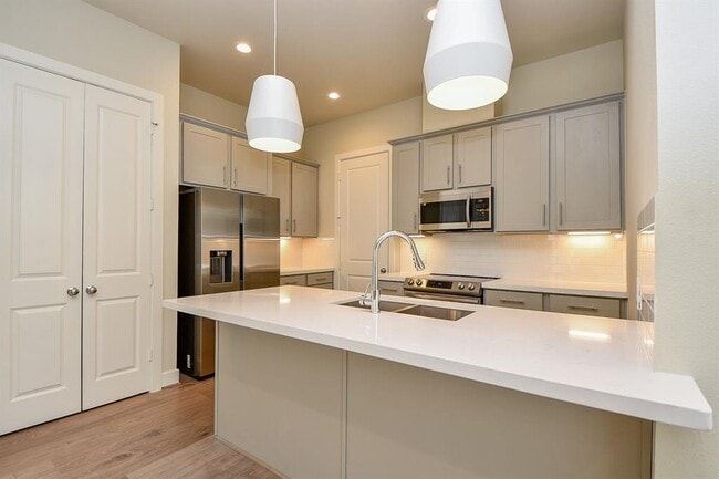 property at 2305 Silva Park Ln