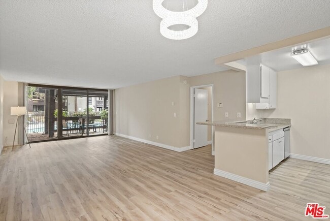 7740 Redlands St in Los Angeles, CA - Foto de edificio - Building Photo