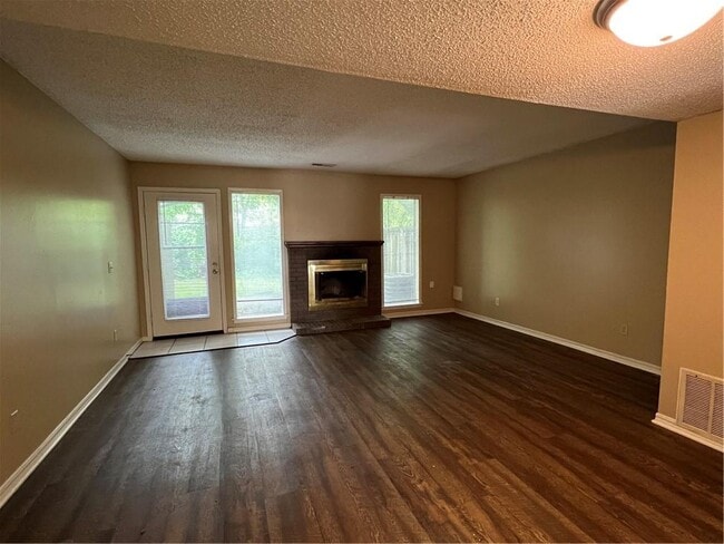 2043 E Oaks Dr in Fayetteville, AR - Building Photo - Building Photo