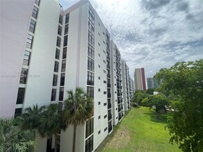 16919 N Bay Rd in Sunny Isles Beach, FL - Foto de edificio - Building Photo