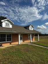 13673 Interstate Hwy 30 E in Saltillo, TX - Foto de edificio - Building Photo