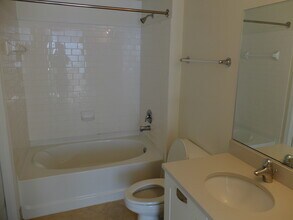 2451 Midtown Ave, Unit #415 in Alexandria, VA - Foto de edificio - Building Photo