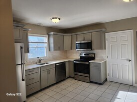 20 Pleasant St, Unit 2nd floor in Wakefield, MA - Building Photo