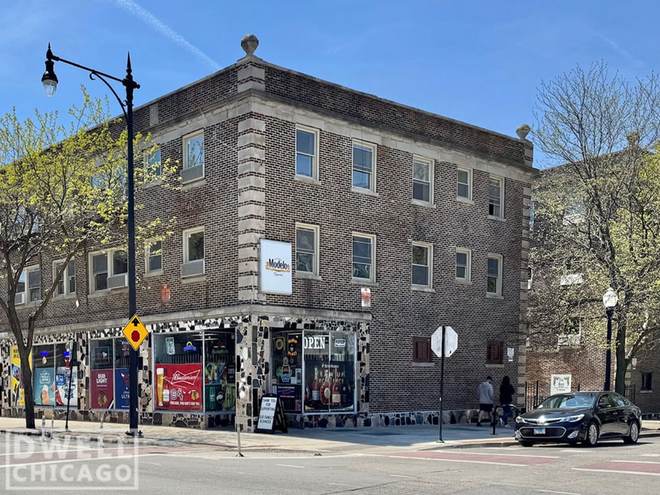 5634 N Clark St, Unit 310 in Chicago, IL - Building Photo