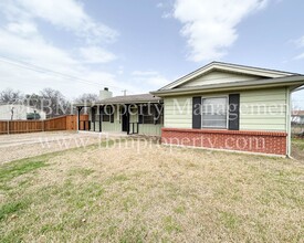 1100 S Hall St in Ennis, TX - Building Photo - Building Photo