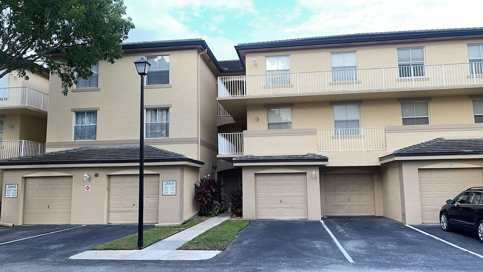 2060 Greenview Shores Blvd, Unit 305 in Wellington, FL - Building Photo