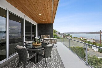 6720 Soundview Dr NE in Tacoma, WA - Building Photo - Building Photo