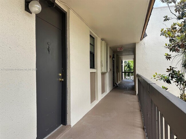 8419 Forest Hills Dr in Coral Springs, FL - Building Photo - Building Photo
