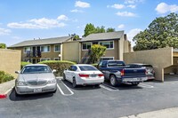 325 Standiford Ave in Modesto, CA - Foto de edificio - Building Photo