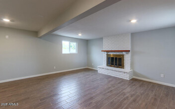 1654 N Queensbury in Mesa, AZ - Foto de edificio - Building Photo