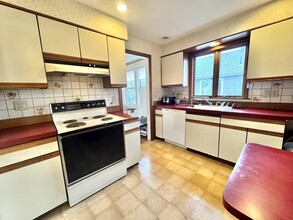 35 Flett Rd, Unit 1 in Belmont, MA - Foto de edificio - Building Photo