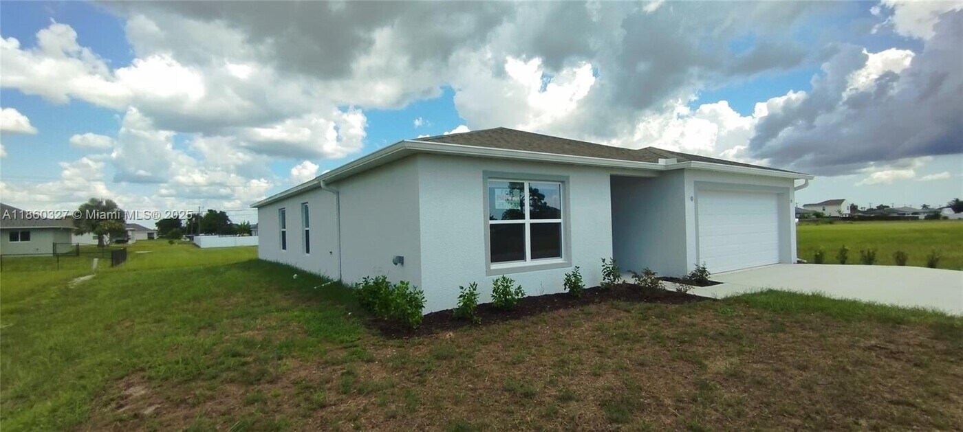 2305 Santa Barbara Blvd N in Cape Coral, FL - Building Photo