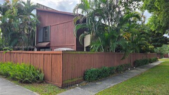 7124 SW 114th Pl in Miami, FL - Building Photo