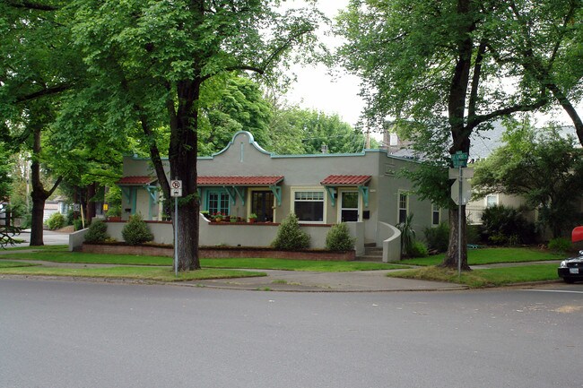 1935 SE Elliott Ave in Portland, OR - Foto de edificio - Building Photo