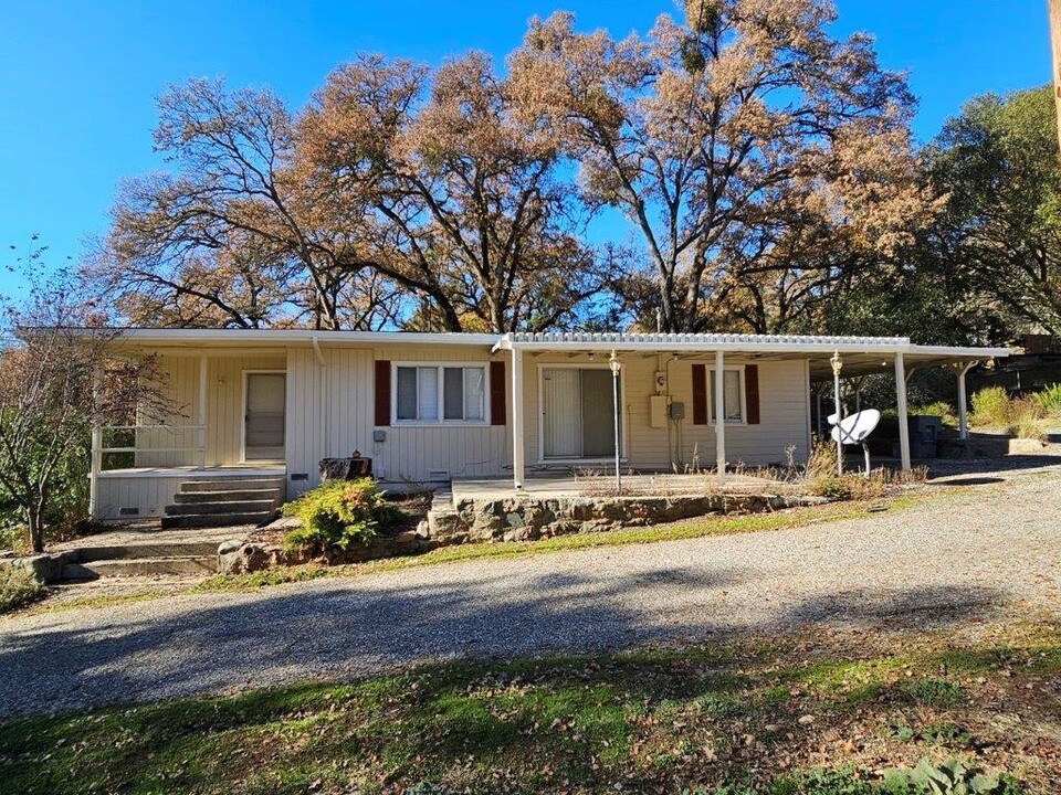 13821 Dry Creek Rd in Auburn, CA - Foto de edificio