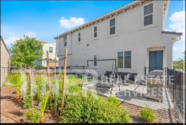 5301 E Commerce Way in Sacramento, CA - Building Photo - Building Photo