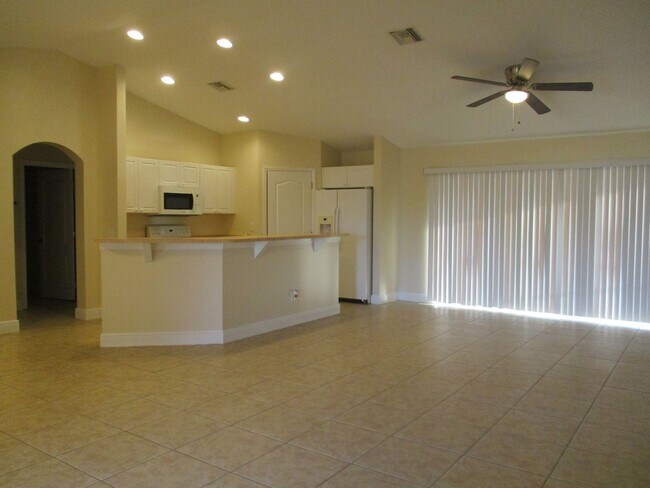 1900 Kismet Pkwy W in Cape Coral, FL - Building Photo - Building Photo