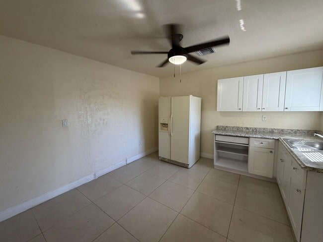 217 W 34th St, Unit 2 in Hialeah, FL - Building Photo - Building Photo