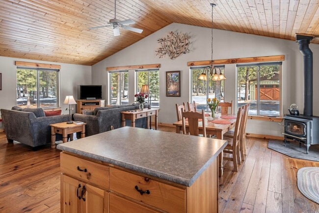 17885 Guelfi Rd in Bend, OR - Building Photo - Building Photo