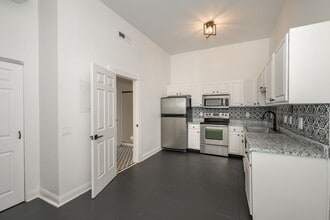 1126 Walnut St, Unit 2B in Cincinnati, OH - Foto de edificio - Building Photo