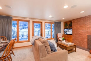 611 S Monarch St in Aspen, CO - Building Photo