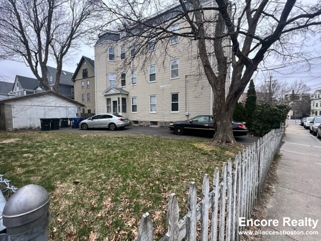 184 School St, Unit 1 in Boston, MA - Foto de edificio - Building Photo