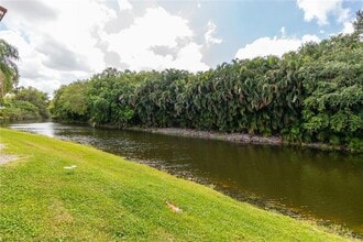 417 Vista Isles Dr, Unit 2322 in Plantation, FL - Building Photo - Building Photo