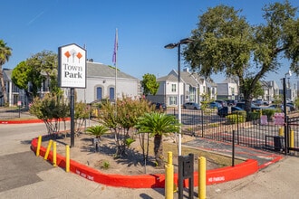 Town Park Apartments in Houston, TX - Foto de edificio - Building Photo