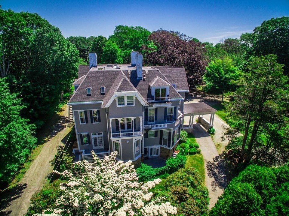 541 Bellevue Ave in Newport, RI - Foto de edificio