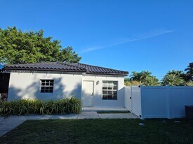 16201 SW 169th Ave in Miami, FL - Building Photo