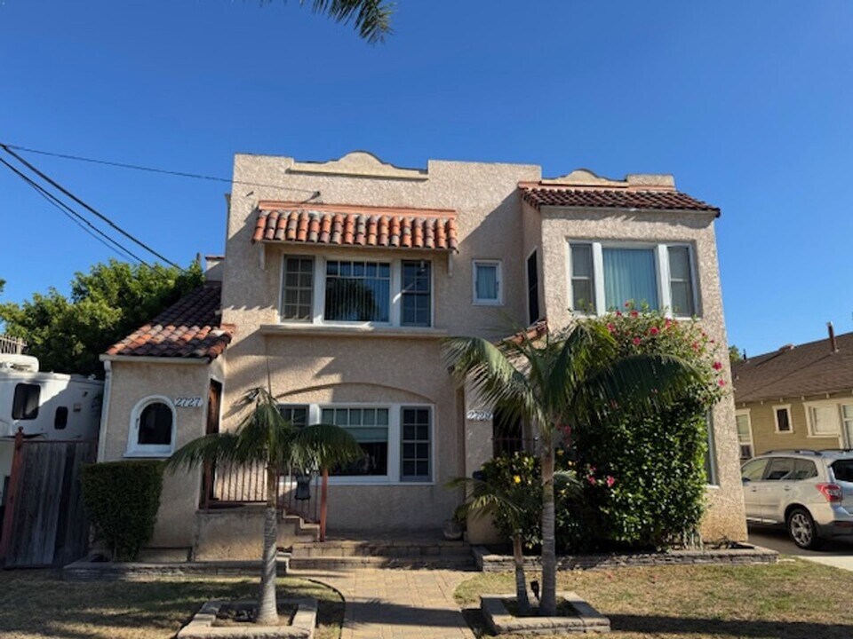 2727-2729 E De Soto St in Long Beach, CA - Building Photo