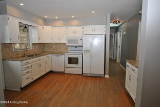 1910 Janlyn Rd in Louisville, KY - Building Photo - Building Photo