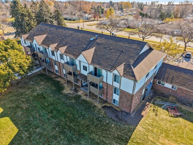 Cedar Grove Apartments in Manitowoc, WI - Foto de edificio - Building Photo