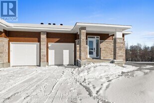 1102 Moore St in Brockville, ON - Building Photo