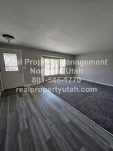 1096 N Sunflower Cir in Layton, UT - Building Photo - Building Photo