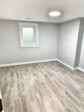 9240 N Courtland Dr, Unit 3 in Niles, IL - Building Photo - Building Photo