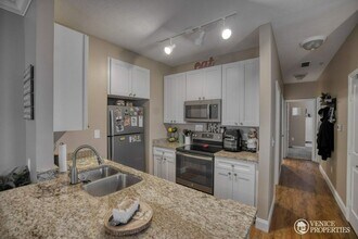 1775 Drayton Ct in Marble Cliff, OH - Building Photo - Building Photo