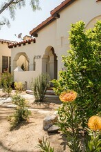 1739 S Ogden Dr in Los Angeles, CA - Foto de edificio - Building Photo