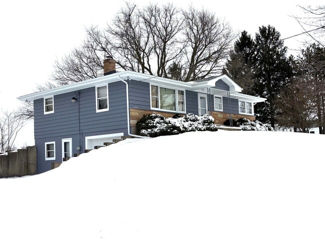 2208 Stieg Rd in Woodstock, IL - Building Photo - Building Photo