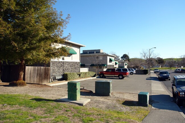 106-124 Holly Ln in Vacaville, CA - Foto de edificio - Building Photo