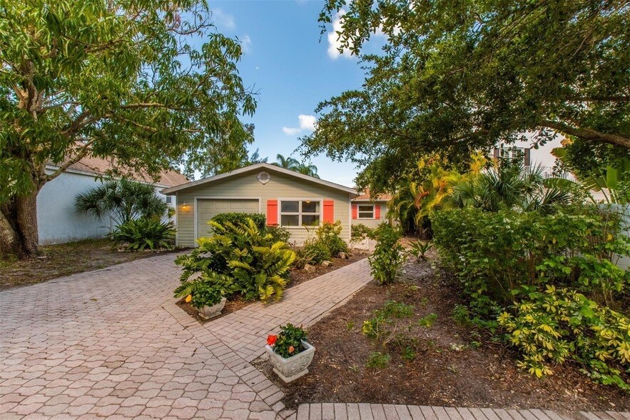 8302 Midnight Pass Rd in Sarasota, FL - Building Photo