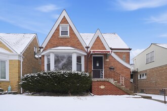 6640 W Foster Ave, Unit 2 in Chicago, IL - Building Photo - Building Photo