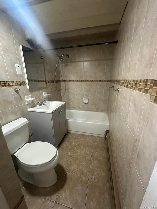 56-07 Clover Pl in Queens, NY - Foto de edificio - Building Photo