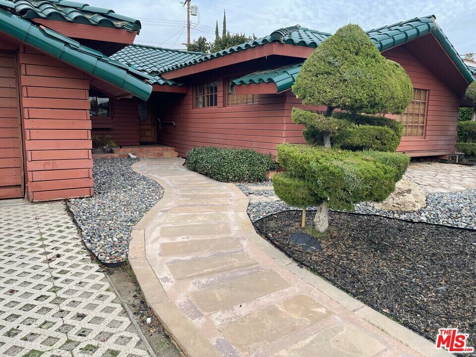 19923 Labrador St in Los Angeles, CA - Building Photo