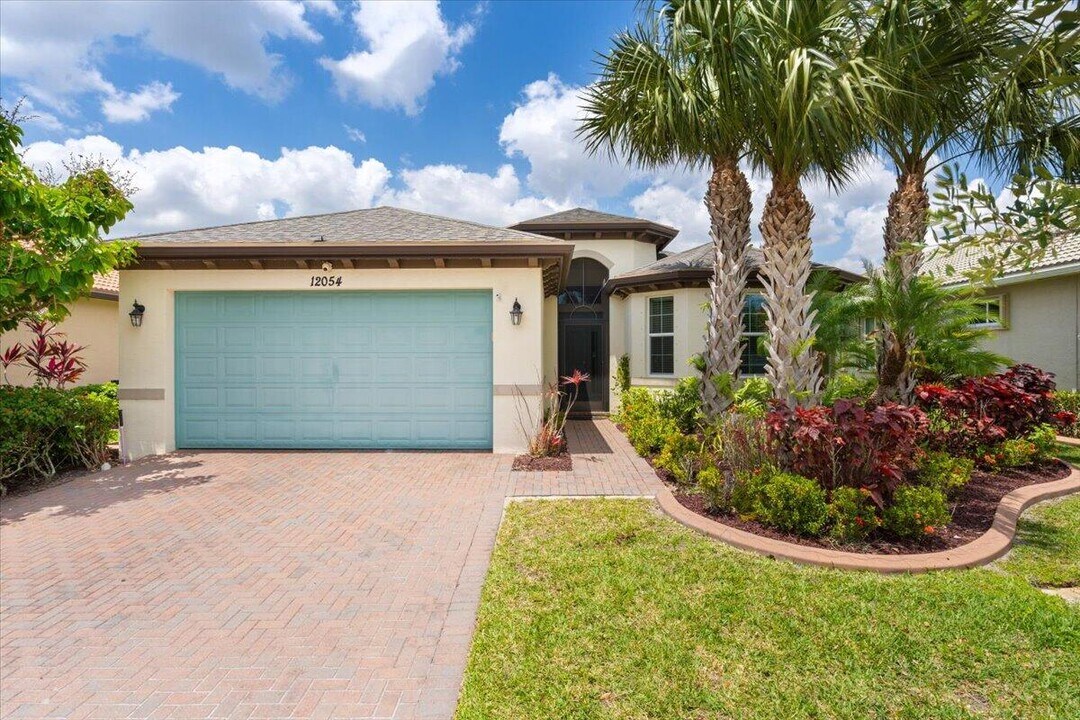 12054 SW Bennington Cir in Port St. Lucie, FL - Building Photo