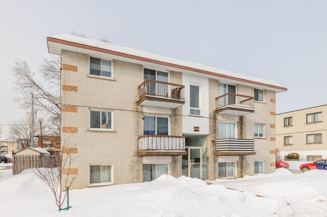 650 Laval Boul in Laval, QC - Building Photo - Primary Photo